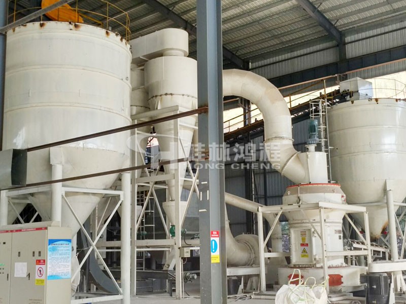 白灰輥磨機HC1700時產10噸客戶現(xiàn)場 白灰輥磨機HC1700時產10噸客戶現(xiàn)場