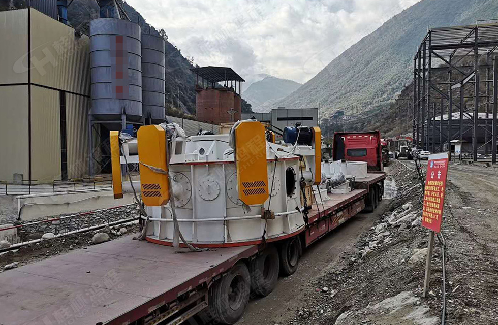 廣西桂林鴻程磨粉機董事長容棟國、總經理林總親臨磨機安裝現場指導工作