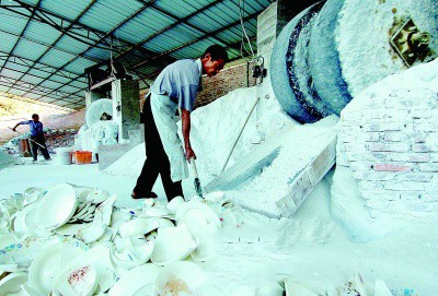 變廢為寶陶瓷廢渣“回流”生產(chǎn)線(xiàn) 變廢為寶陶瓷廢渣“回流”生產(chǎn)線(xiàn)