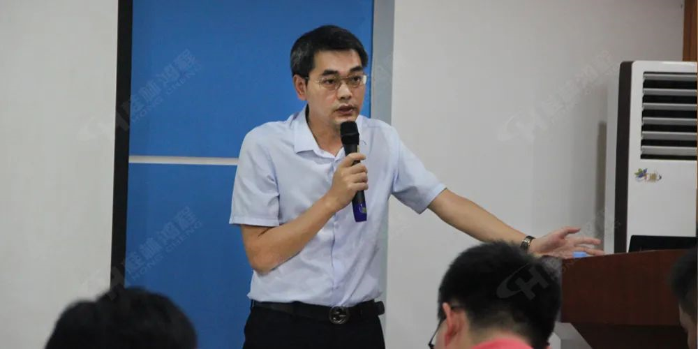 大型磨粉機廠家桂林鴻程董事長容棟國總結發言 大型磨粉機廠家桂林鴻程董事長容棟國總結發言