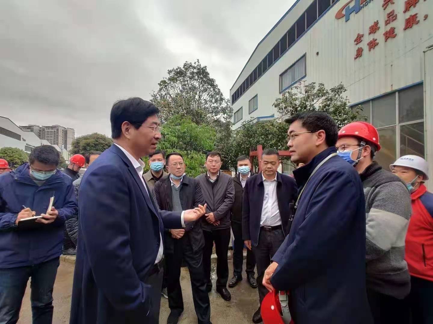 桂林市委書記周家斌書記，鐘洪常務副市長等市委市政府，區委區政府領導一行開年第一站來到廣西桂林鴻程機械廠指導慰問